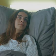 Andrej (Ján Koleník) zistil, že skleróza multiplex Júliinho (Sarah Arató) brata sa nezhoršuje.