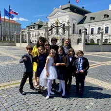 Deti z Oteckov pred Prezidentským palácom.