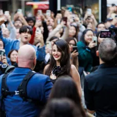 Selena Gomez na červenom koberci na premiére Emilia Perez