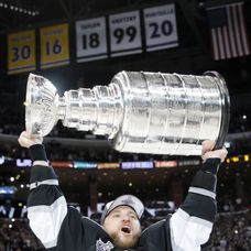 Marián Gáborík drží nad hlavou Stanleyho pohár.