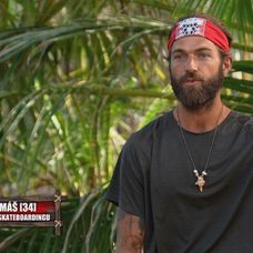 Tomáš rozpovedal Karolíne svoj príbeh.