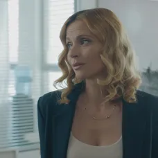 Adela (Lívia Bielovič) pred Adnrejom (Ján Koleník) tají bolestivú vec. Chce, aby pri ňom Richard (Filip Tůma) stál.