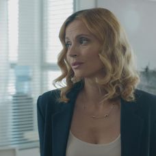 Adela (Lívia Bielovič) pred Adnrejom (Ján Koleník) tají bolestivú vec. Chce, aby pri ňom Richard (Filip Tůma) stál.