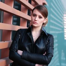 Gizem Karaca ako komisárka Mercan v Nekonečnej láske