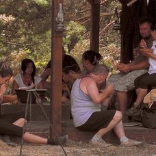 Chudobní vo svojom chatrnom príbytku