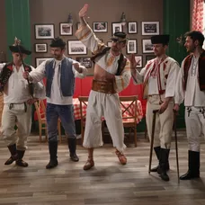 Oteckovia ako folklórni tanečníci