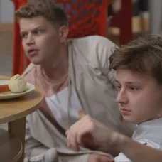 Po zobudení si všimnú, že v obývačke je niekto navyše.