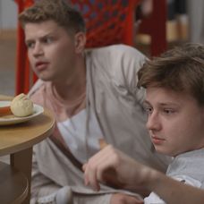 Po zobudení si všimnú, že v obývačke je niekto navyše.