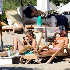 Lady Amelia Windsor hore bez na pláži.
