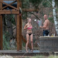 Dominik pomáha Daniele pri sprchovaní