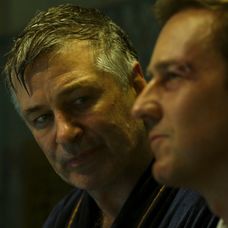 Edward Norton a Willem Defoe vo filme Sirota Brooklyn (Motherless Brooklyn)