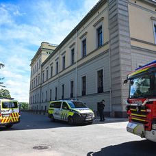 Muž na elektrickom vozíku hodil zápalné fľaše na kráľovský palác v Osle