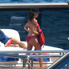 Victoria si užíva slnko v červených bikinách.