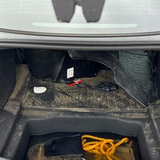 Mirov elektromobil skončil v rybníku, momentálne je v takomto stave