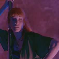 Nikol išla na utajenú misiu do striptízového baru.