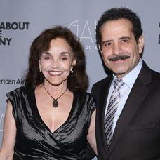 Tony Shalhoub s manželkou Brooke Adams