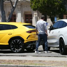 Affleck v diskusii so zamestnancom autosalónu.