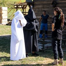 Na Farmu prišli dve zamaskované osoby