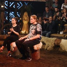 Zničené policajné auto po tom, čo do neho narazil Jan Golis (†42).