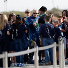 Zakladateľ Virgin Galactic Richard Branson pred nástupom na prvý let na hranicu vesmíru.