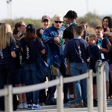 Zakladateľ Virgin Galactic Richard Branson pred nástupom na prvý let na hranicu vesmíru.