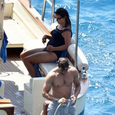 Jamie Dornan na lodi smanželkou Ameliou Warner. 