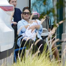 Vanessu Hudgens s bábätkom prepustili z nemocnice