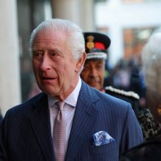 Kráľ Karol III. sa vrátil k verejným povinnostiam