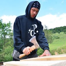 Úplne nahý basgitarista na balkóne. Netrápilo ho, že cez sklo je všetko vidieť