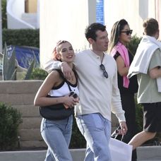 Dua Lipa a Callum Turner