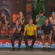 Rebeli sledujú duel.