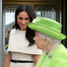 Meghan Markle robila spoločnosť kráľovnej Alžbete II. na oficiálnom otvorení nového mostu.