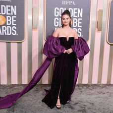 Selena Gomez na 80. ročníku Zlatých glóbusoch