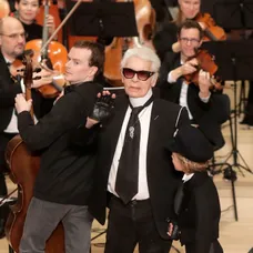 Karl Lagerfeld ďakuje publiku počas prehliadky z kolekcie jeseň - zima 2018/20 v Paríži 6. marca 2018. 