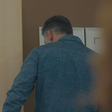 Andrej (Ján Koleník) si konečne potvrdí, že jeho spomienka na tmavovlasú ženu bola skutočná. Adelu (Lívia Bielovič) s ňou podviedol.
