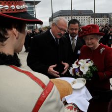 Privítanie kráľovnej Alžbety II. na nádvorí Prezidentského paláca chlebom a soľou. 