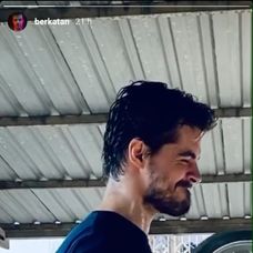 Berk Atan pri domácom posilňovaní