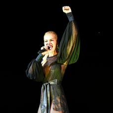 Dara Rolins v sexy kostýme. 