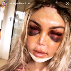 Ashley Young z Interu Miláno oslavuje gól na pôde Lazia Rím.