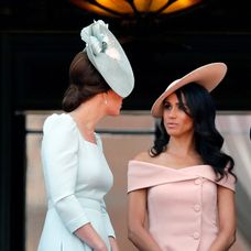 Vojvodkyňa z Cambridge (vľavo) a vojvodkyňa zo Sussexu