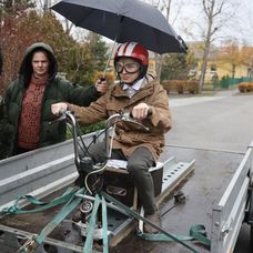 Profesionálny kaskadér sa pripravuje na nakrúcanie