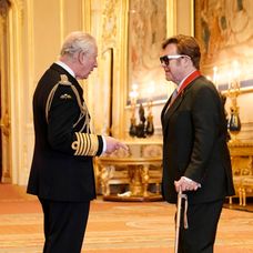 Eltonovi Johnovi udelili vyznamenanie Rad spoločníkov cti.