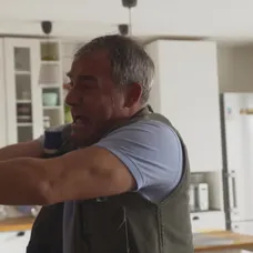 Vlado nastriekal Norovi do očí sprej proti hmyzu.