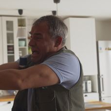 Vlado nastriekal Norovi do očí sprej proti hmyzu.