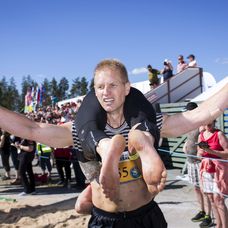 Majstrovstvá sveta v nosení manželky vo Fínsku.