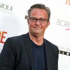 Zomrel Matthew Perry