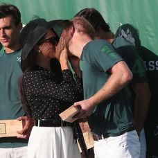 Meghan podporila princa Harryho na turnaji v póle