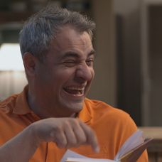 Vlado dostane záchvat smiechu.