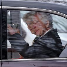 Britský kráľ Karol III. a kráľovná Kamila odchádzajú z Clarence House v Londýne v utorok 6. februára 2024.