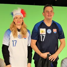 Peter Kažimír si preberá menovací dekrét šéfa NBS od prezidenta Andreja Kisku.